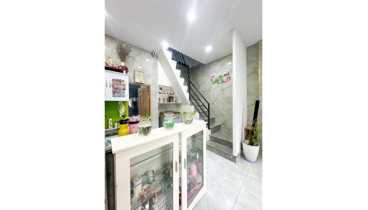 Bán Nhà kế Phan Xích Long, 2 Tầng 2 PN, Có sân để xe Nhỉnh 3 Tỉ